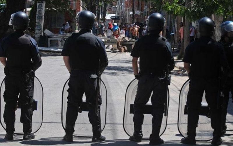 Foto: la policía en un barrio popular