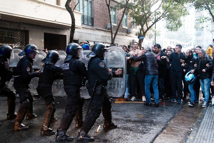 Represión policial frente al domicilio de CFK