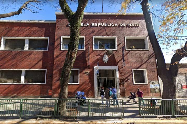 Escuela a la que asistía la niña de 11 años que murió por desnutrición