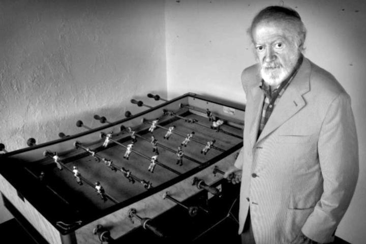 Alejandro Finisterre junto a un "futbolín"