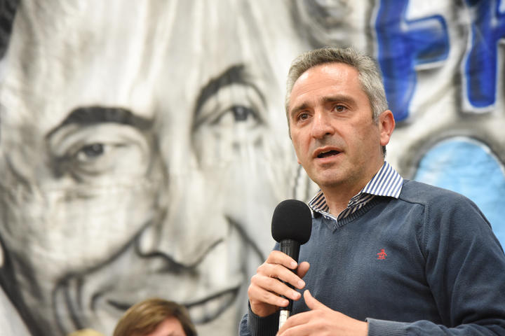 Andrés Larroque exponiendo en una charla militante