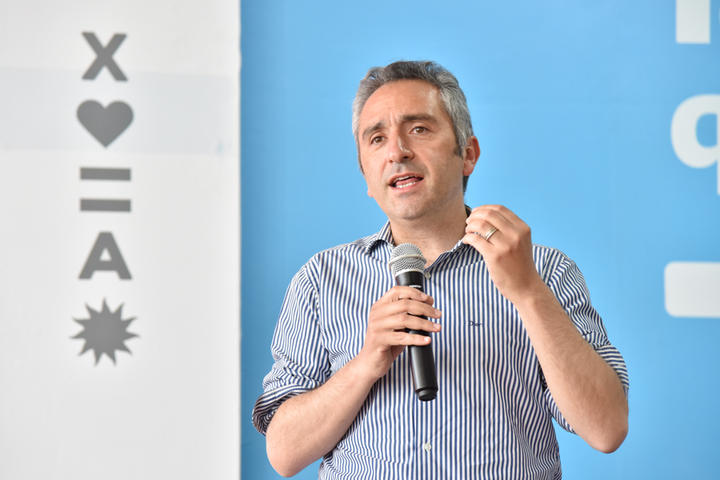 Andrés Larroque participando de una charla en Hurlingham