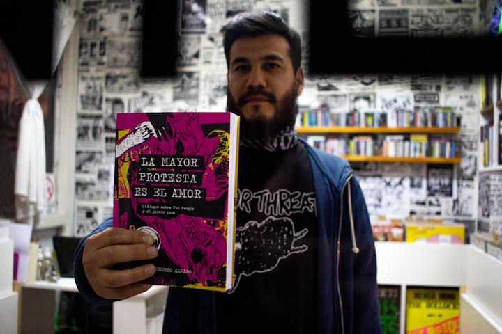 Beto Alfaro con su libro