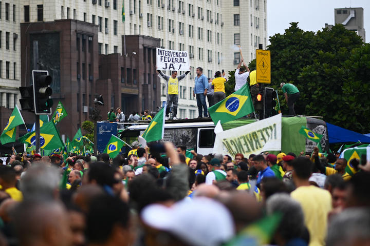 Seguidores del presidente brasileño Jair Bolsonaro protestan frente a los cuarteles del Ejército en San Pablo y Río de Janeiro para reclamar a los jefes militares intervenir mediante un golpe de Estado e impedir la asunción del mandatario electo en las elecciones generales, Luiz Inácio Lula da Silva.