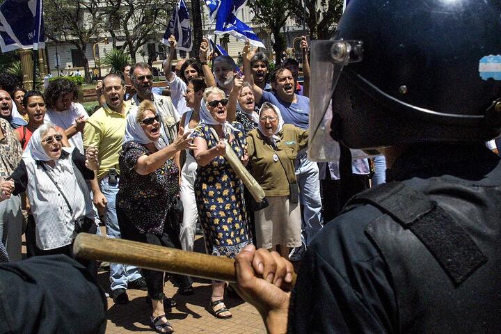 represión a madres