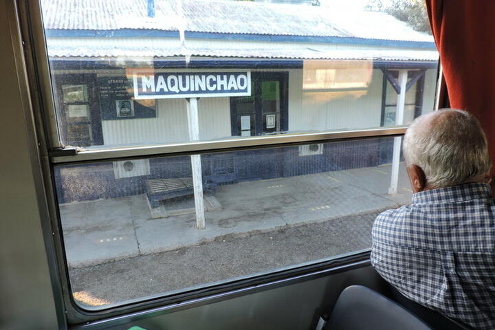 Pasajero mirando por la ventana