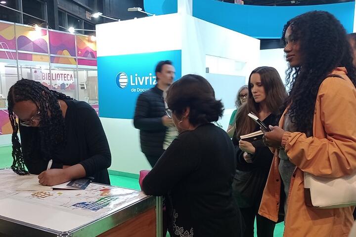 EPG firmando libro