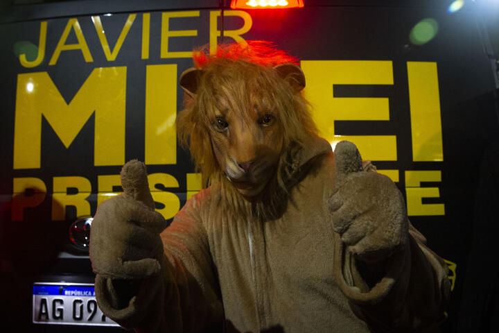 Seguidor de Milei disfrazado de león en el cierre de campaña del candidato