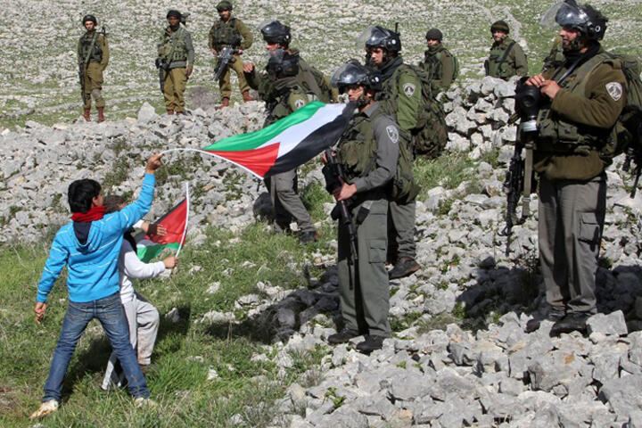 Soldados israelíes y chicos palestinos