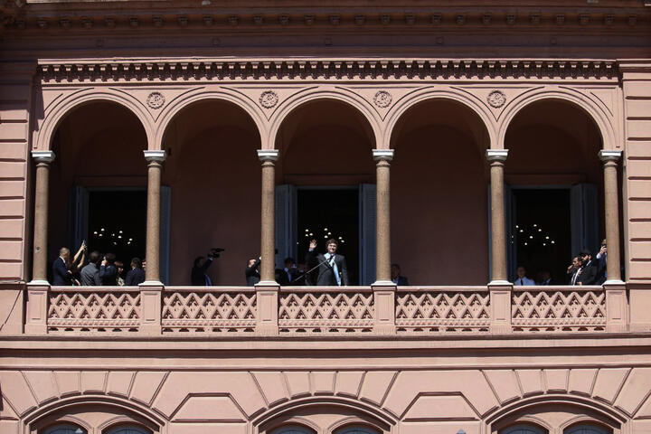 Javier Milei saluda a la gente desde el balcón de Casa Rosada el día de su asunción 2023