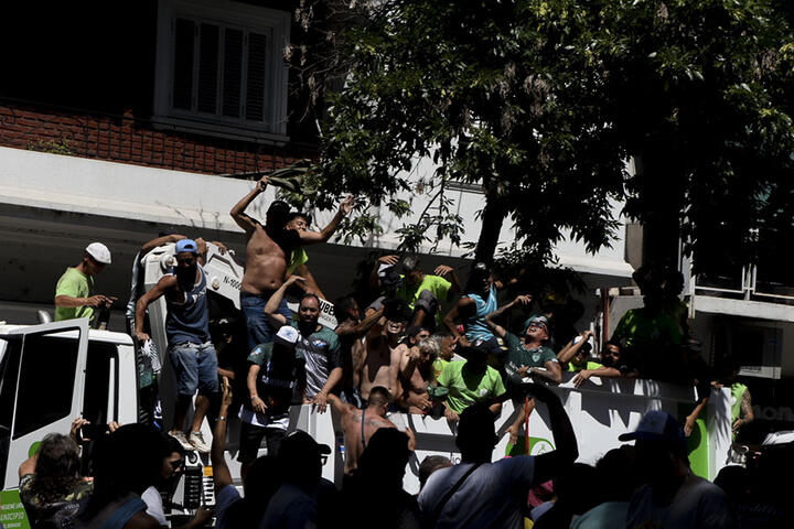 Trabajadores sindicalizados arriba de un camión, durante el paro general.