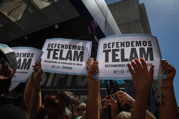 Abrazo a Télam_MaríaBessone