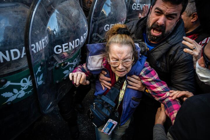 ARGRA Efectivos de la Gendarmería Nacional reprimen a las y los jubilados que protestaban en contra del veto de Javier Milei a la Ley de Movilidad Jubilatoria.