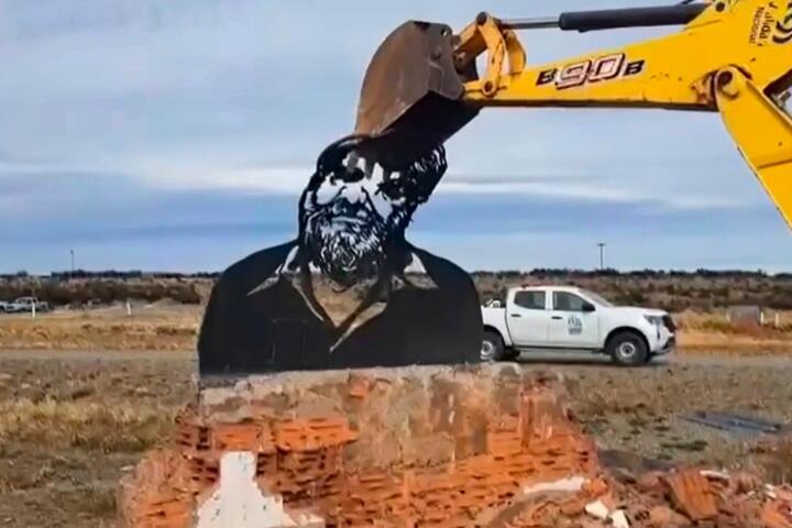 Destrucción monumento a Osvaldo Bayer-2025