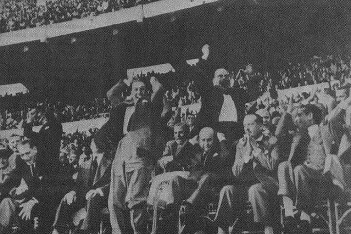 Perón festejando gol de Boca en el Monumental