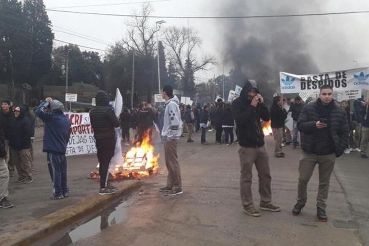 Crisis economica los trabajadores de Adidas se movilizaron contra los despidos Agencia Paco Urondo