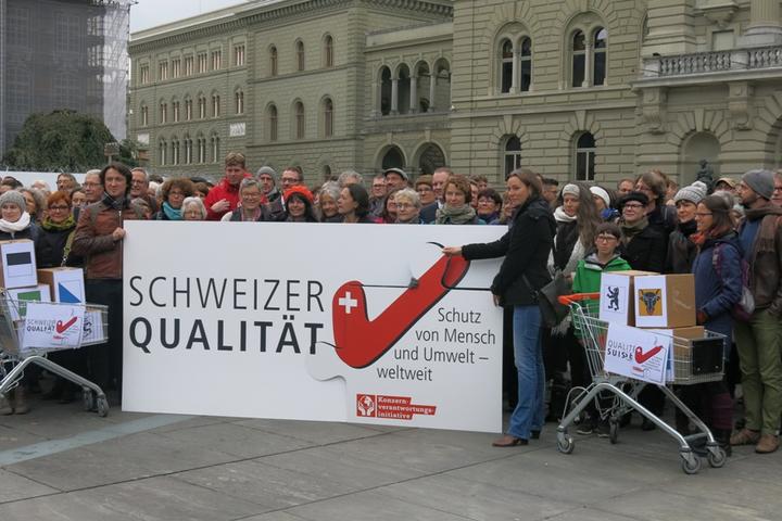 Suiza: 120 mil firmas respaldan la iniciativa popular “Multinacionales Responsables” | Agencia Paco Urondo
