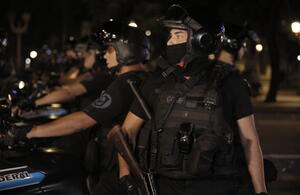 Policía_Ley Ómnibus_Camila Ramirez