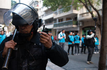 Policía de la Ciudad durante la represión en la casa de CFK en Recoleta