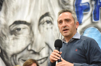 Andrés Larroque exponiendo en una charla militante