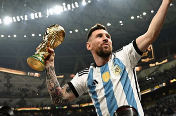 Messi vuelta olímpica Mundial 2022