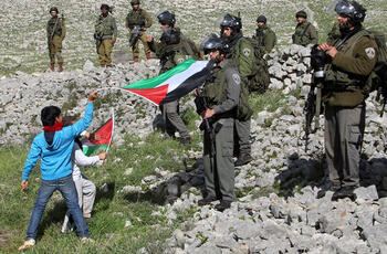 Soldados israelíes y chicos palestinos