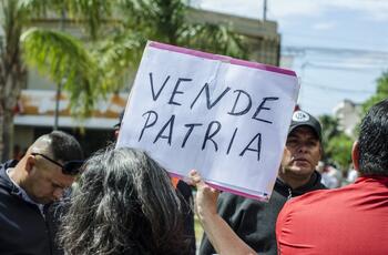 "Milei vende patria"