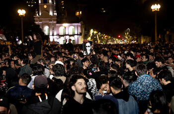 Concentración masiva y espontánea en Plaza de Mayo por la muerte del Indio Solari_Noelia Guevara