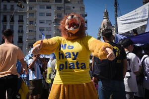 Un manifestante disfrazado de león festeja en el Congreso la asunción de Javier Milei presidente 2023