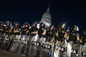 Policía afuera del Congreso. Debate Ley Ómnibus_María Bessone