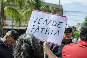"Milei vende patria"