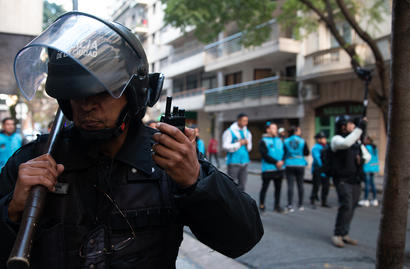 Policía de la Ciudad durante la represión en la casa de CFK en Recoleta