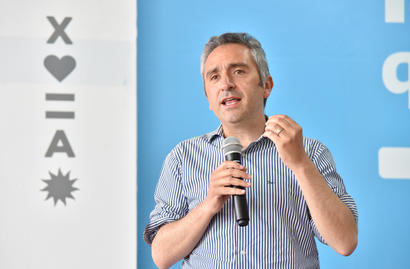 Andrés Larroque participando de una charla en Hurlingham