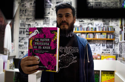 Beto Alfaro con su libro