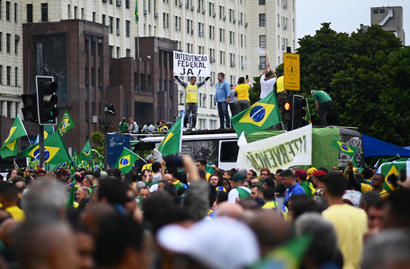 Seguidores del presidente brasileño Jair Bolsonaro protestan frente a los cuarteles del Ejército en San Pablo y Río de Janeiro para reclamar a los jefes militares intervenir mediante un golpe de Estado e impedir la asunción del mandatario electo en las elecciones generales, Luiz Inácio Lula da Silva.