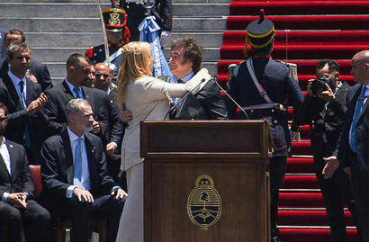 Javier Milei abraza a su hermana Karina el día de su asunción presidencial en el Congreso 2023