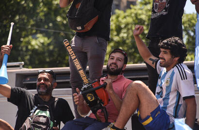 Manifestantes en plaza congreso festejan la asunción presidencial de Milei con una motosierra 