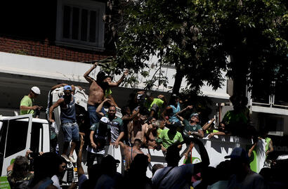 Trabajadores sindicalizados arriba de un camión, durante el paro general.