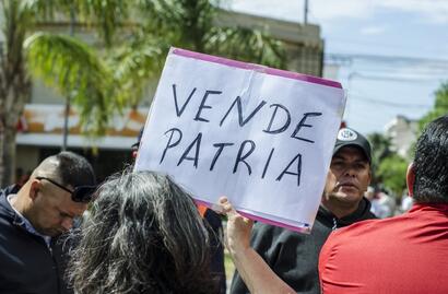 "Milei vende patria"