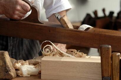 alguien que trabaja la madera