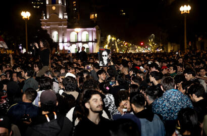 Concentración masiva y espontánea en Plaza de Mayo por la muerte del Indio Solari_Noelia Guevara