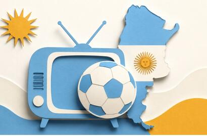 Ilustración paper-cut de un televisor con una pelota de fútbol y un mapa de Argentina